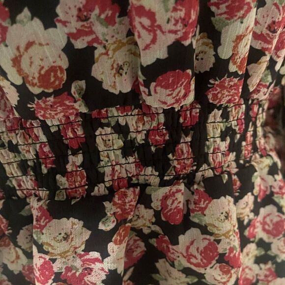 Philosophy Vibrant floral print blooms blouse. Size: Large Color: Black/Pink - Picture 10 of 14